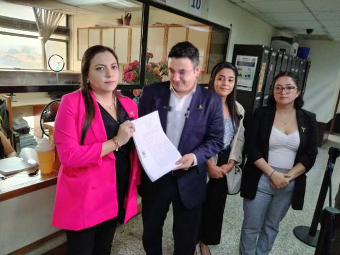 El jefe de la FECI, Rafael Curruchiche; Leonor Morales Lazo, fiscal de esa unidad; y la fiscal regional, Cinthia Monterroso, fueron señalados por varios delitos. 