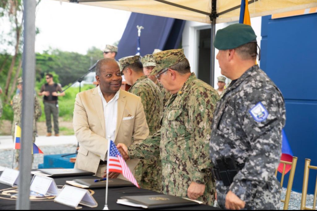 Todd Robinson en una visita realizada en Guayaquil Ecuador.