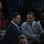 El presidente la comisión de Economía, Jorge Ayala (derecha) conversa con su colega Samuel Pérez por la asistencia en el Pleno para conocer la iniciativa de ley de Competencia. Foto: Fabricio Alonzo
