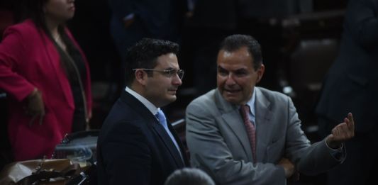 El presidente la comisión de Economía, Jorge Ayala (derecha) conversa con su colega Samuel Pérez por la asistencia en el Pleno para conocer la iniciativa de ley de Competencia. Foto: Fabricio Alonzo