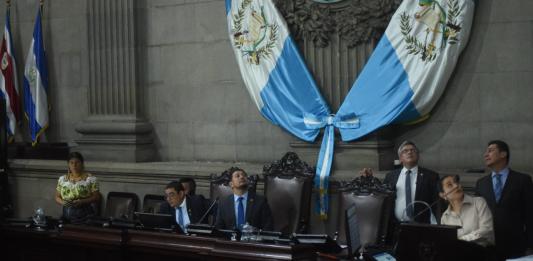 Los integrantes de la junta directiva observan el tablero para corroborar la asistencia en la plenaria. Foto: Fabricio Alonzo/La Hora