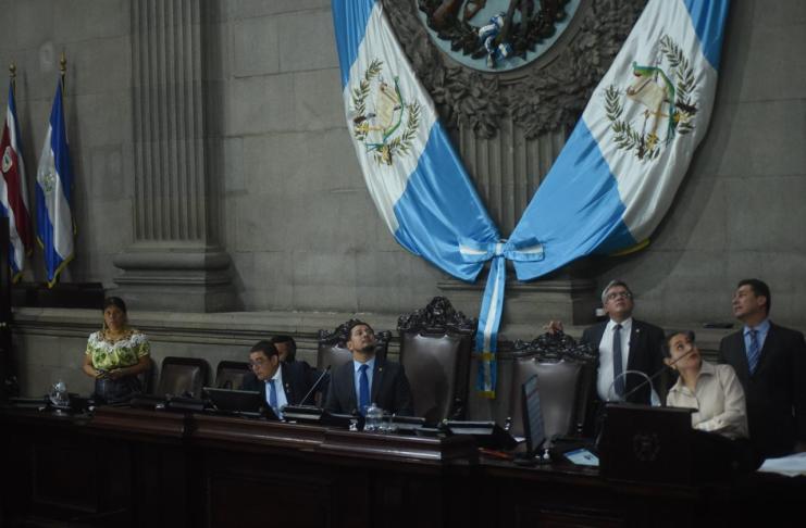 Los integrantes de la junta directiva observan el tablero para corroborar la asistencia en la plenaria. Foto: Fabricio Alonzo/La Hora