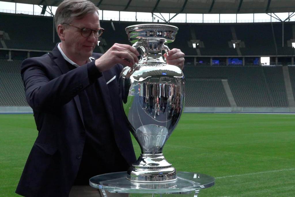 El trofeo de la Eurocopa fue presentado este miércoles en el Estadio Olímpico de Berlín. Foto: EFE/ José Manzaneque