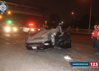 Producto del accidente un carro colisionó contra un poste, por la fuerza del golpe, el vehículo quedo volcado sobre la ruta. Foto La Hora: Cortesía, Bomberos Municipales