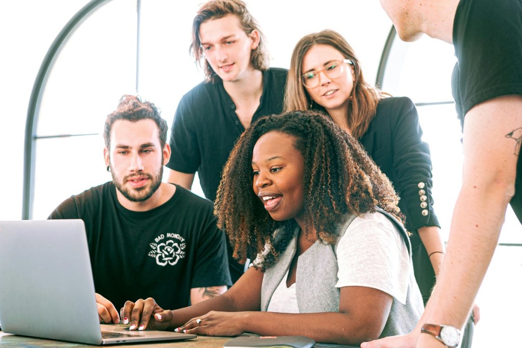 Uno de los mecanismos para tener buena actitud es hacer un ambiente agradable de trabajo. (Foto La Hora: Canva Studio en Pexels)