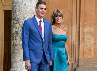 El presidente del Gobierno Pedro Sánchez acompañado de su esposa Begoña Gómez.- EFE/ Miguel Ángel Molina