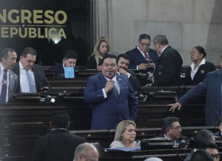 El diputado Allan Rodríguez retó al presidente del Congreso al decirle "Si quiere discutir bájese (...) yo estoy en el uso de la palabra". Foto: José Orozco/La Hora