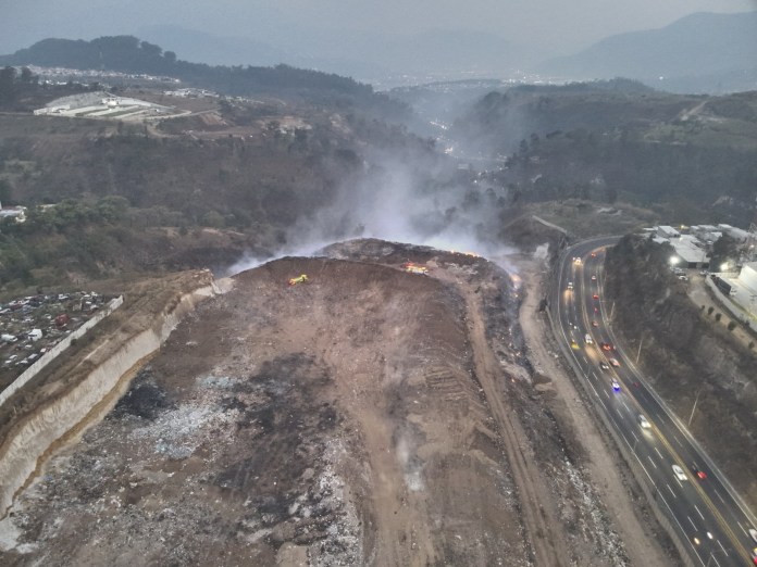 Las entidades de socorro avanzan en la supresión del incendio en el vertedero de AMSA. (Foto: Conred)