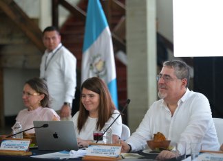Durante la reunión con los alcaldes de Alta Verapaz, Bernardo Arévalo habló sobre la cooperación permanente entre Gobierno y los alcaldes. Foto: Gobierno de Guatemala/La Hora