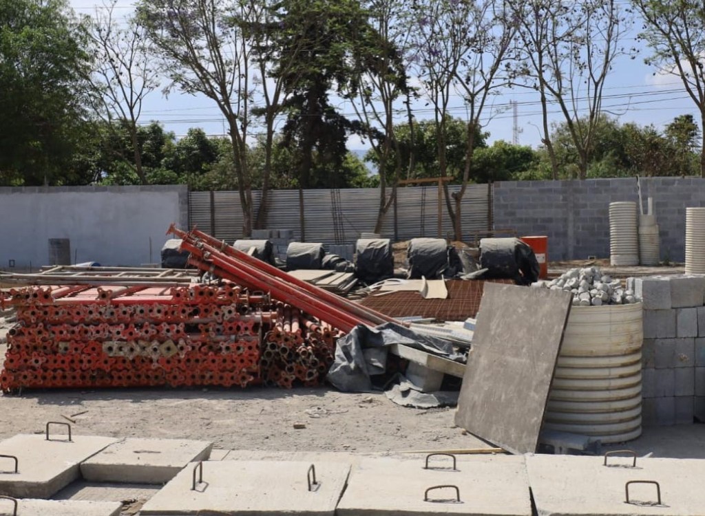 En la escuela de Parramos, Chimaltenango, se ven materiales y promontorios de tierra. En una visita a las instalaciones, la ministra de Comunicaciones denunció que la escuela estaba abandonada. Foto: CIV/La Hora