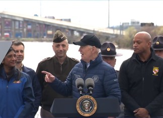 Durante su visita al puente de Baltimore, el presidente estadounidense Joe Biden se reunió con autoridades y con familiares de los migrantes fallecidos y desaparecidos. Captura de pantalla: X Casa Branca