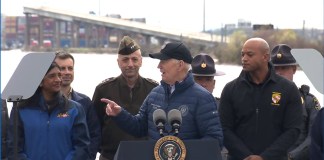 Durante su visita al puente de Baltimore, el presidente estadounidense Joe Biden se reunió con autoridades y con familiares de los migrantes fallecidos y desaparecidos. Captura de pantalla: X Casa Branca
