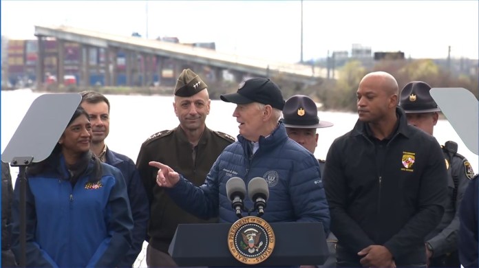 Durante su visita al puente de Baltimore, el presidente estadounidense Joe Biden se reunió con autoridades y con familiares de los migrantes fallecidos y desaparecidos. Captura de pantalla: X Casa Branca