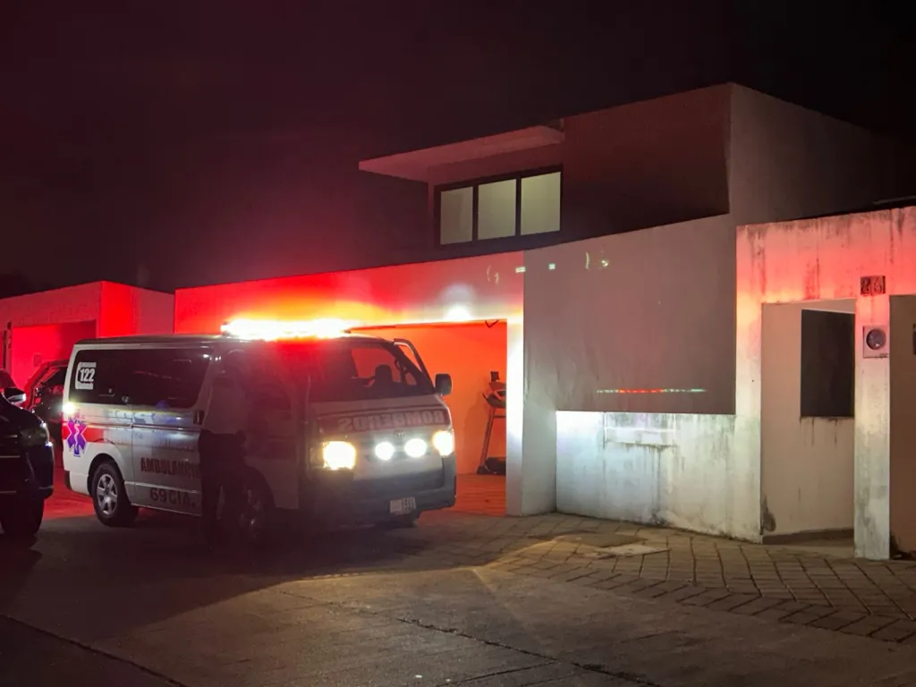 Foto: Bomberos VoluntariosLos cuerpos de socorro, detallaron que a las 18:55 horas, encontraron sin vida al alcalde a Chavajay, en el interior de una vivienda con numeral 85.

Posteriormente llegaron agentes fiscales del Ministerio Público, quienes comenzaron a recabar indicios sobre el ataque armado en el que falleció el alcalde de San Juan La Laguna, Sololá.

{FOTO DE BOMBEROS}

MUESTRAS DE CONDOLENCIAS

Por medio de un comunicado, El Procurador de los Derechos Humanos, Alejandro Córdova expresó sus condolencias. "Este acto no solo representa un ataque directo contra un servidor público dedicado al bienestar de su comunidad, sino también una afrenta grave contra el derecho fundamental a la vida.", detalló el procurador.

Córdova, expresó su total rechazo y profunda consternación ante este crimen, asimismo extendió sus muestras de solidaridad y apoyo a la familia Chavajay y a toda la comunidad de San Juan la Laguna.

También el expresidente de la República, Alejandro Giammattei publicó una esquela, lamentando la muerte del alcalde electo con su partido VAMOS.