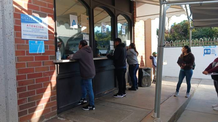 Guatemaltecos acuden al consulado de Guatemala en Los Ángeles a hacer distintos trámites, muchos acuden en busca del pasaporte. Foto / Consulado de Guatemala en Los Ángeles.