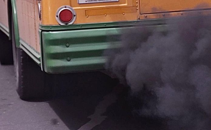 Las emisiones de gases en el tránsito tienen relación con la mala calidad del aire en la capital, según el último informe del Insivumeh. Foto: José Orozco