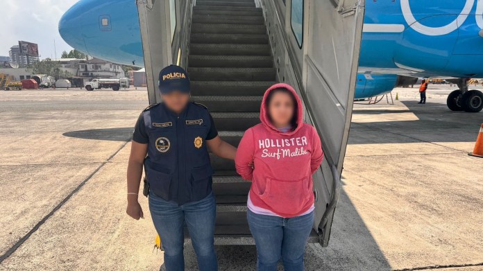 La mujer fue detenida al salir del avión. (Foto: IGM)