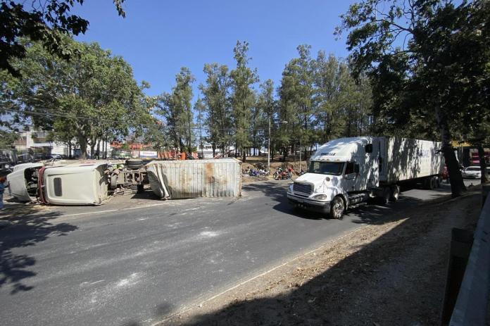 Por varias horas, quedó detenido el tránsito de la calle Martí hacia el puente El Incienso, tras accidente en puente Adolfo Mijangos López. Foto: José Orozco