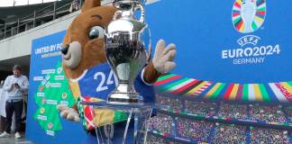 El trofeo de la Eurocopa fue presentado este miércoles en el Estadio Olímpico de Berlín. Foto: EFE/ José Manzaneque
