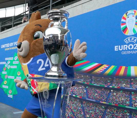 El trofeo de la Eurocopa fue presentado este miércoles en el Estadio Olímpico de Berlín. Foto: EFE/ José Manzaneque