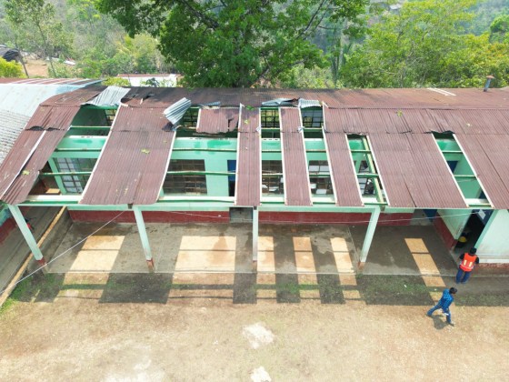 Una escuela de Educación Rural Mixta resultó dañada a causa de la lluvias y fuertes vientos. (Foto: Conred)