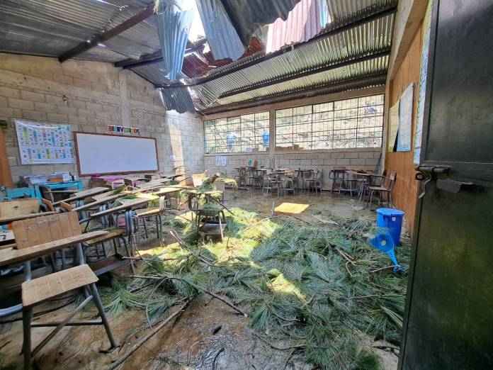 Una escuela en Alta Verapaz sufrió daños por las lluvias y fuertes vientos. (Foto: Conred)