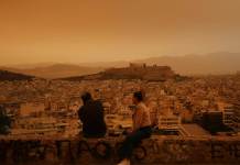 Polvo sahariano cubre el cielo de Atenas, Grecia, este martes. EFE/ORESTIS PANAGIOTOU