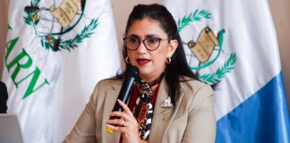 La ministra María José Iturbide señaló que permitió a su hija el uso de un vehículo y custodios del Ministerio de Ambiente, debido a un incindente de seguridad. Foto: MARN