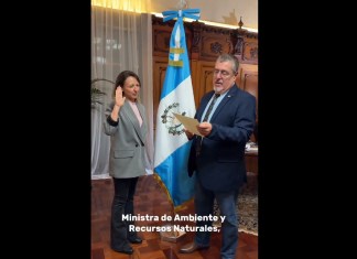 El presidente de la República, Bernardo Arévalo, tomó el juramento y dio posesión a Patricia Orantes como nueva Ministra de Ambiente y Recursos Naturales. Foto: Captura video X Bernardo Arévalo