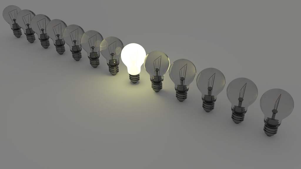 La luz blanca sirve para tener un ambiente más profesional. (Foto La Hora: Colin Behrens en Pixabay)
