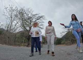 La Ministra de Comunicaciones Jazmín de la Vega, en conjunto con la diputada Marleni Matías, supervisan la obra que tiene 10 años sin terminarse. Foto La Hora: Micivi