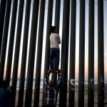 Casi toda la frontera sur de Estados Unidos tiene barreras para impedir el paso de migrantes. Foto / AP.