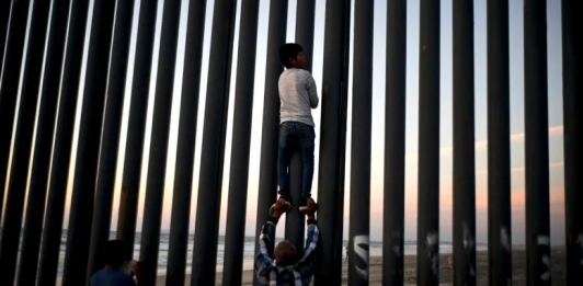 Casi toda la frontera sur de Estados Unidos tiene barreras para impedir el paso de migrantes. Foto / AP.