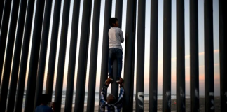 Casi toda la frontera sur de Estados Unidos tiene barreras para impedir el paso de migrantes. Foto / AP.