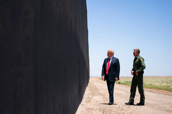 El expresidente Donald Trump ordenó la ampliación del muro en California, en 2017. En la fotografía, recorre un área del muro en Arizona. Foto / AP.