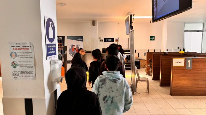 Migración indicó que los guatemaltecos retornados recibieron atención a su arribo al territorio nacional. Foto: Migración