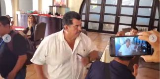 Diputado del partido VAMOS, Oswaldo Rasales, agrede a periodista en Mazatenango. Foto: Captura de pantalla video Facebook Revista Coyuntura Suchitepéquez.