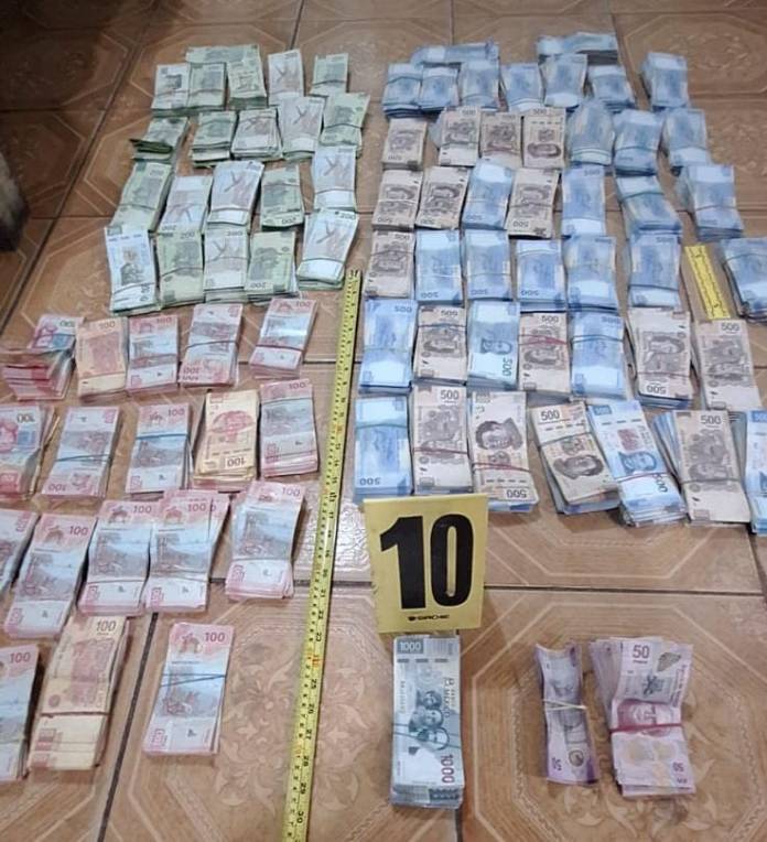 Al contar el dinero que llevaban los ahora detenidos, se determinó que eran más de 2 millones 825 pesos mexicanos.