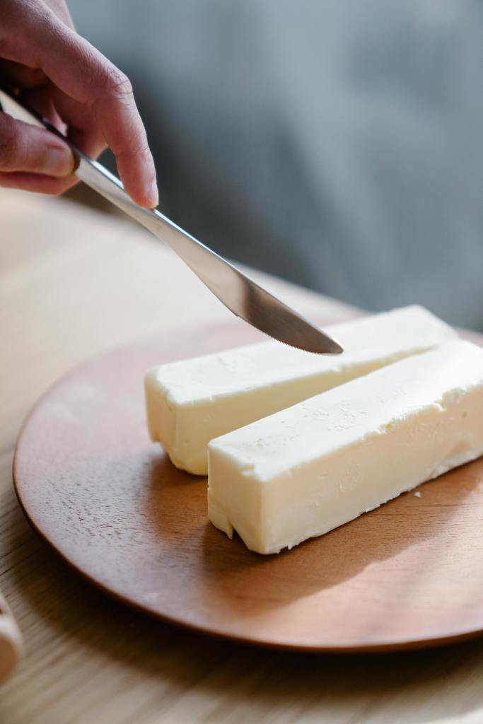 La mantequilla sirve como aceite y genera lubricación a la bisagra. (Foto La Hora: Felicity Tai)
