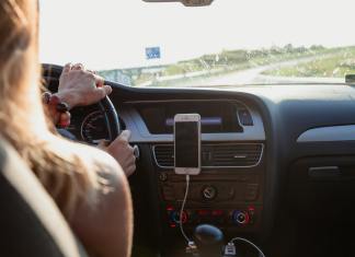 Si el vidrio delantero del carro está muy sucio, puede afectar la visibilidad y causar un accidente. (Foto La Hora: Foto de Peter Fazekas en Pexels)