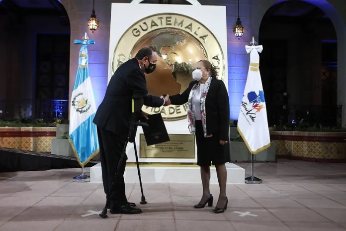 Giammattei saluda a Porras en una actividad pública. El exgobernante la considera su "amiga", según dio a conocer. Foto / Presidencia.