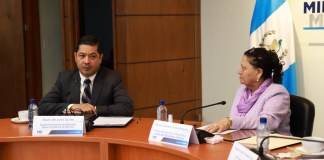 La fiscal general Consuelo Porras y el superintendente de Bancos, Saulo de León, sostuvieron una reunión este jueves 11 de abril. Foto: MP/La Hora