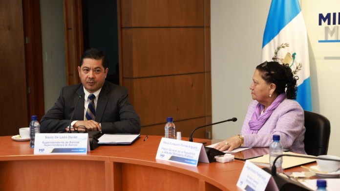 La fiscal general Consuelo Porras y el superintendente de Bancos, Saulo de León, sostuvieron una reunión este jueves 11 de abril. Foto: MP/La Hora