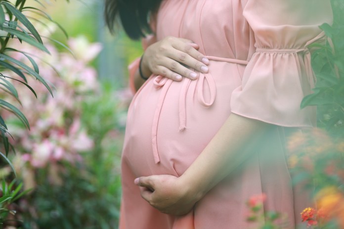 Uno de los mitos más conocidos es de colocar un hilo rojo sobre el vientre de la madre, para evitar enfermedades del niño. (Foto La Hora: วัฒนา ลอยมา en Pixabay)