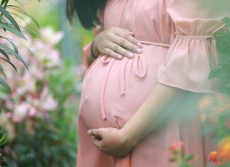 Uno de los mitos más conocidos es de colocar un hilo rojo sobre el vientre de la madre, para evitar enfermedades del niño. (Foto La Hora: วัฒนา ลอยมา en Pixabay)