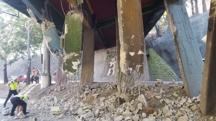 El impacto del tráiler sin control destruyó varias columnas del puente que conduce del Periférico hacia la avenida Elena, frente a la colonia Bran. 