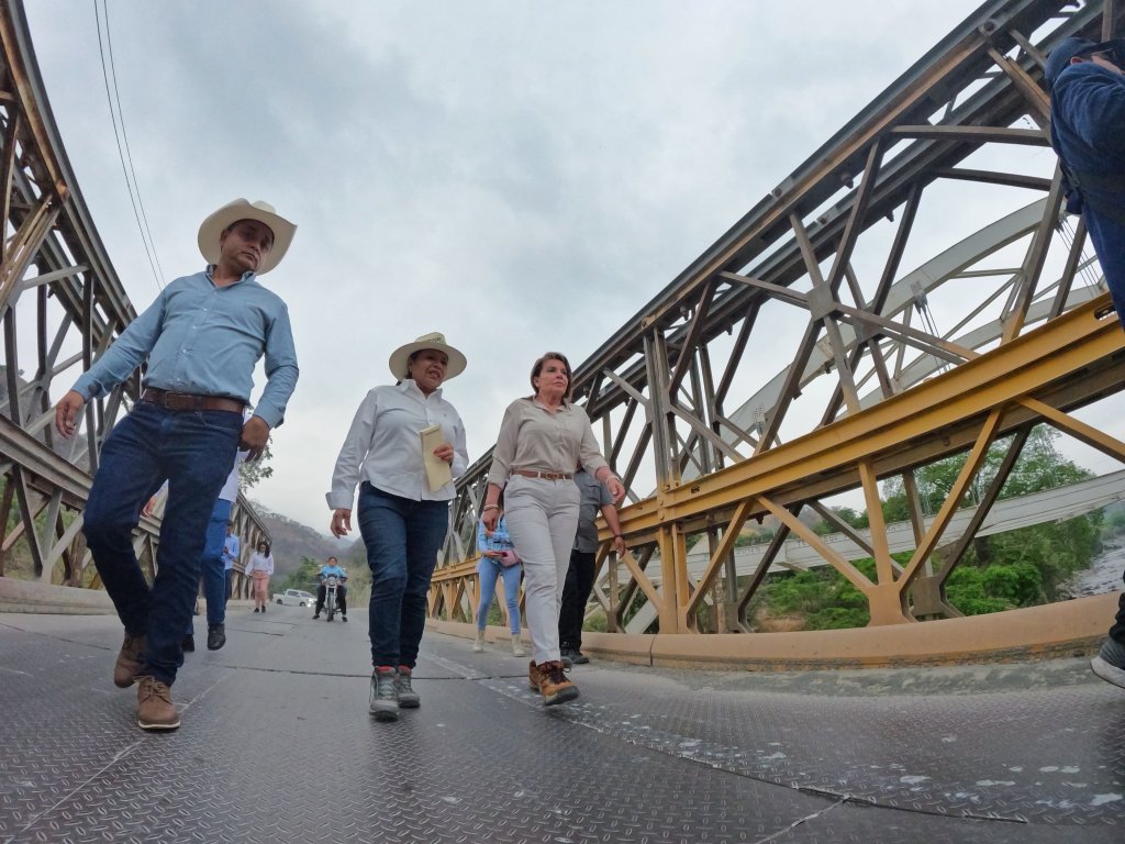 La ministra de Comunicaciones Jazmín de la Vega visitó el puente Concuá en Baja Verapaz que nunca terminó de construirse y en su lugar se colocó uno tipo Bailey. Foto / CIV.