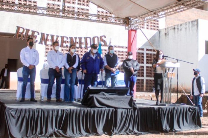 Giammattei y otros funcionarios durante la inauguración de los trabajos del Hospital de San Pedro Necta, el único que fue finalizado. Foto: CIV.