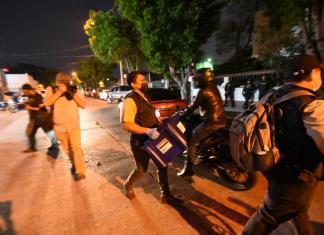 Cerca delas 7:30 de la noche el MP salió de las oficinas de Save the Children con documentos secuestrados durante el allanamiento. Foto Fabricio Alonzo