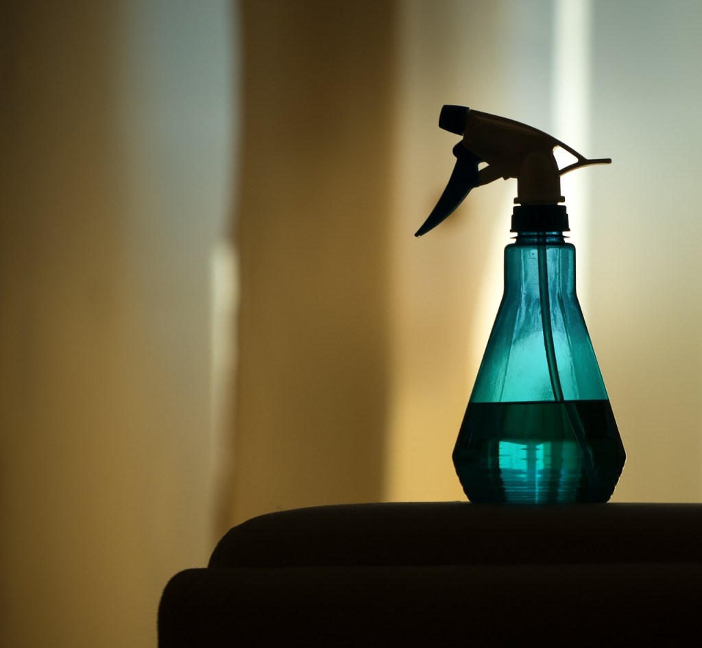 El agua con alcohol le garantizará la limpieza de sus ventanas. (Foto La Hora: Kaffeebart en Pixabay)